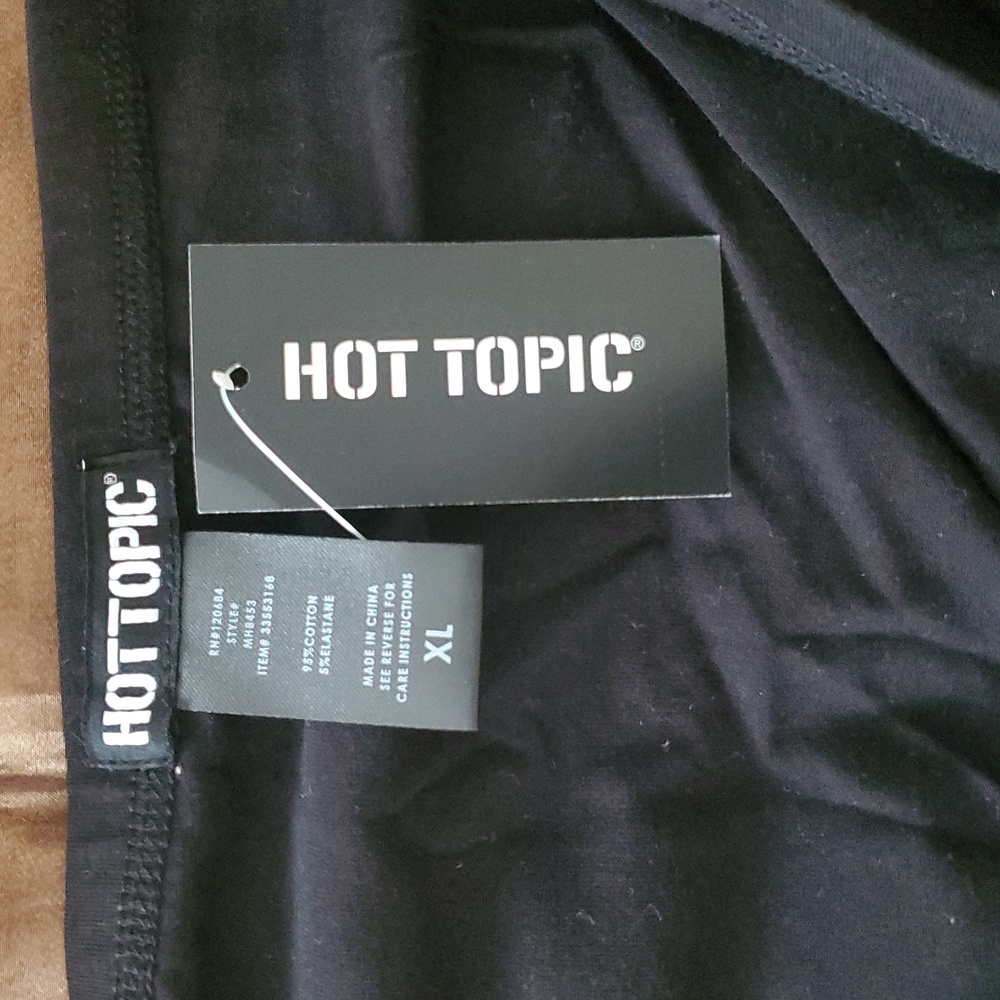 *NWT* Hot Topic Roses And Filigree Black Tube Top with Red Floral Design - Picture 9 of 10